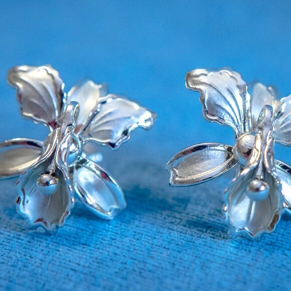 BEAUTIFUL Vintage Orchid Screw Back Earrings Silver Tone - Picture 2 of 9